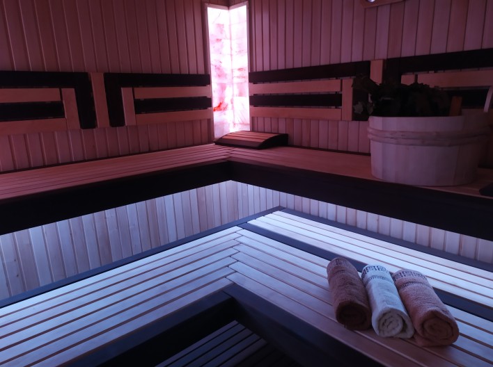 Парная на дровах с подвесными полками,гималайской солью и светотерапией.