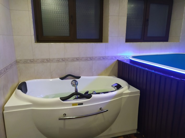 Джакузи и бассейн.